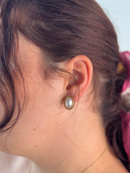 Round Botton Pearl Earrings