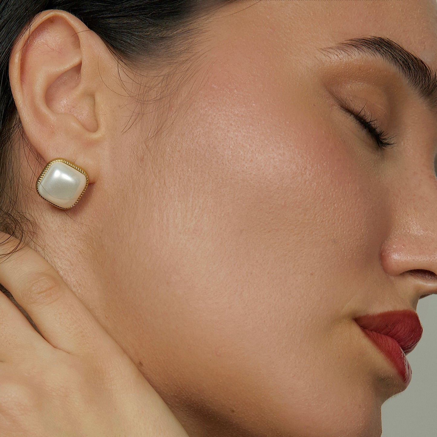 White Mother-of-Pearl Vintage Stud Earrings